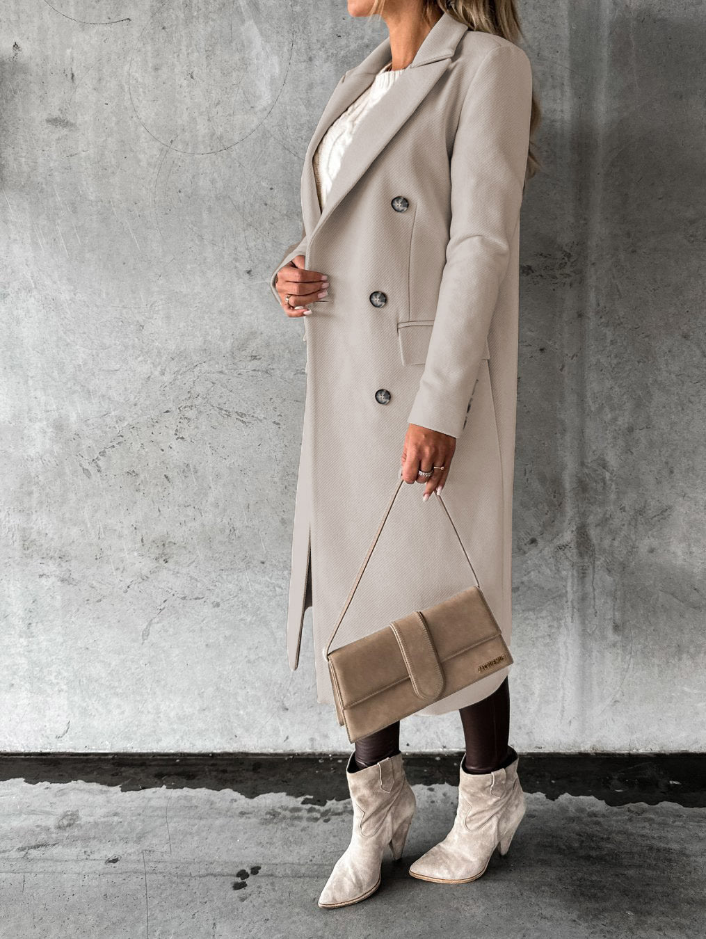 Cappotto a maniche lunghe con colletto ripiegato.