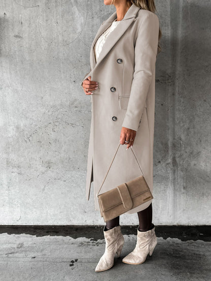 Cappotto a maniche lunghe con colletto ripiegato.