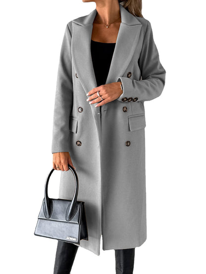 Cappotto a maniche lunghe con colletto ripiegato.