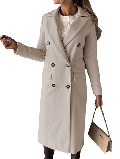 Cappotto a maniche lunghe con colletto ripiegato.