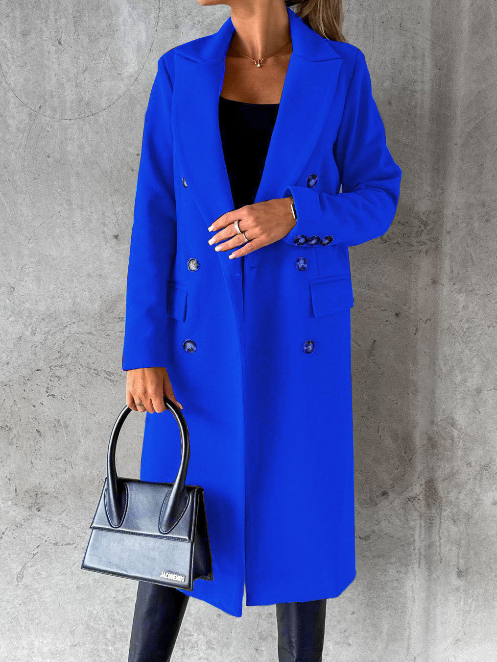 Cappotto a maniche lunghe con colletto ripiegato.