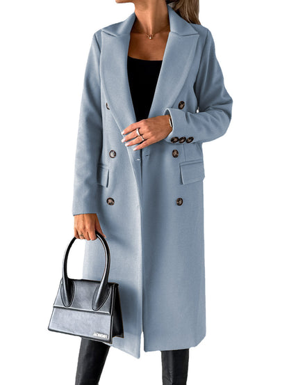 Cappotto a maniche lunghe con colletto ripiegato.