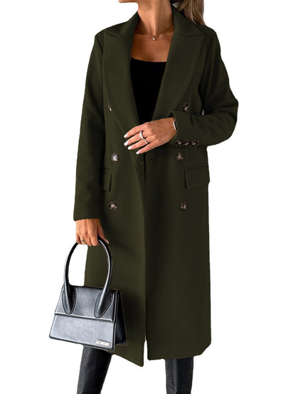 Cappotto a maniche lunghe con colletto ripiegato.