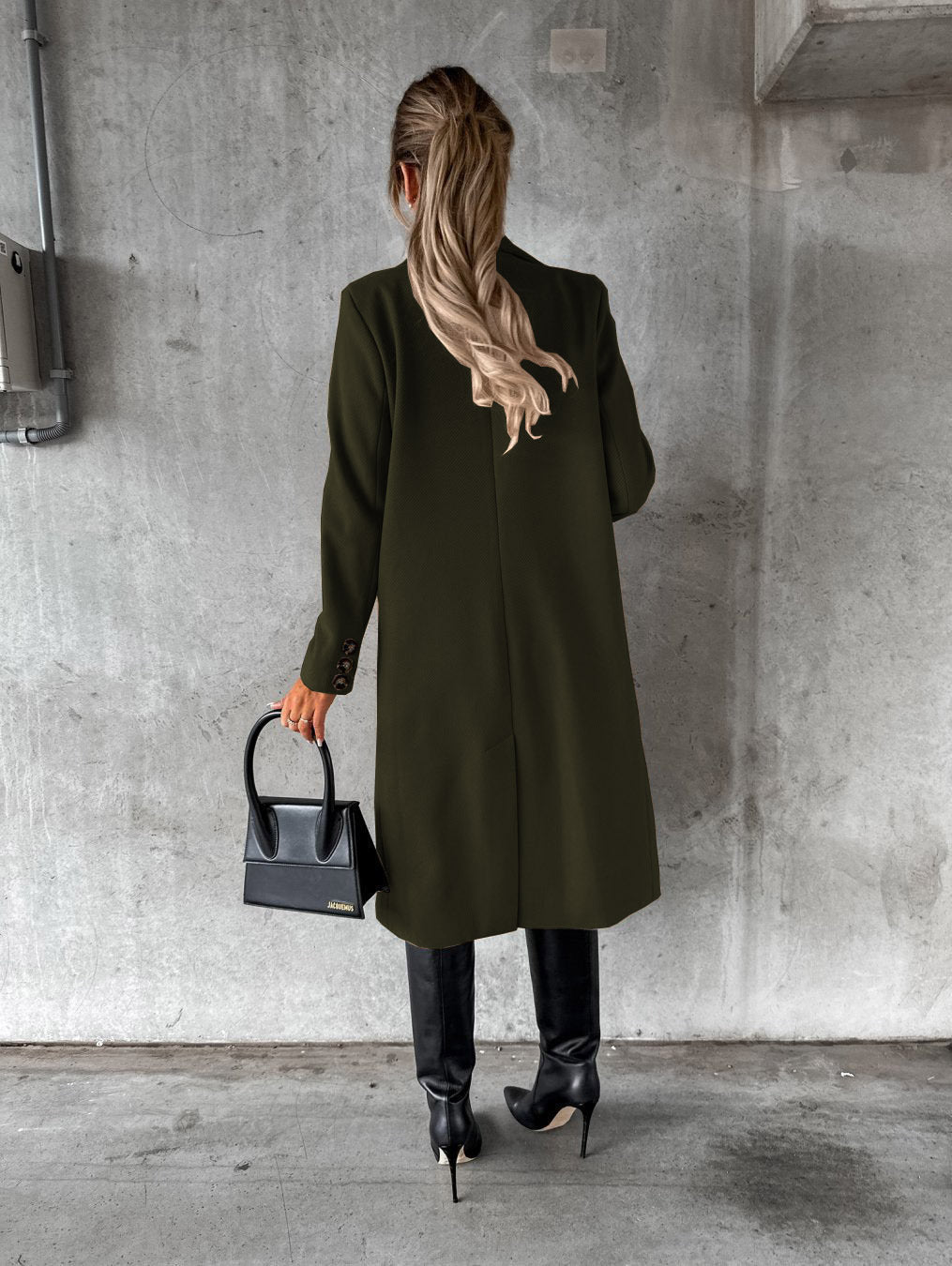 Cappotto a maniche lunghe con colletto ripiegato.