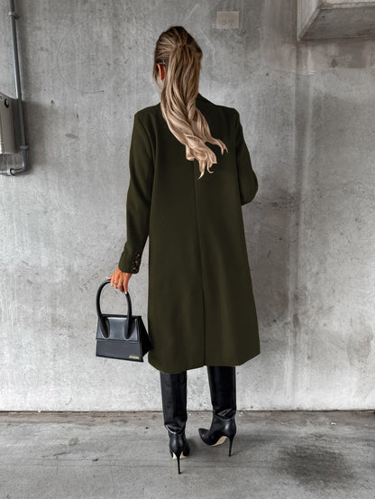 Cappotto a maniche lunghe con colletto ripiegato.
