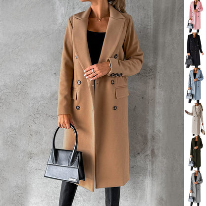 Cappotto a maniche lunghe con colletto ripiegato.